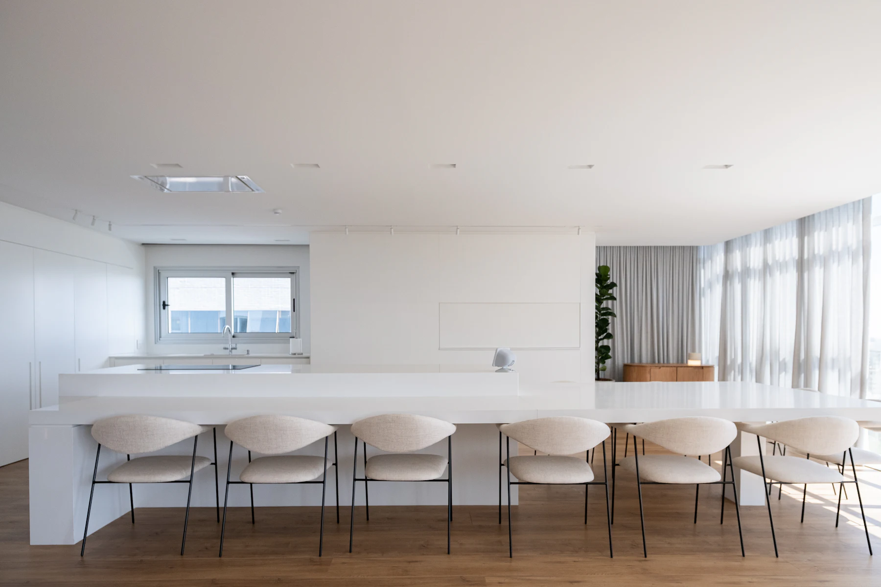 Ostrvo od 2400 mm deli kuhinju od trpezarije i nosi radnu ploču F186 sa obe strane.